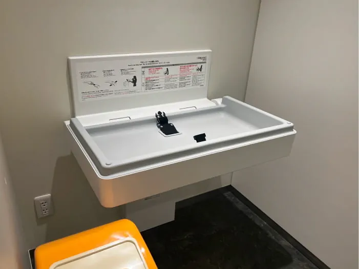 授乳室(完全個室)、おむつ替え台、紙おむつ回収ボックス、調乳用温水器