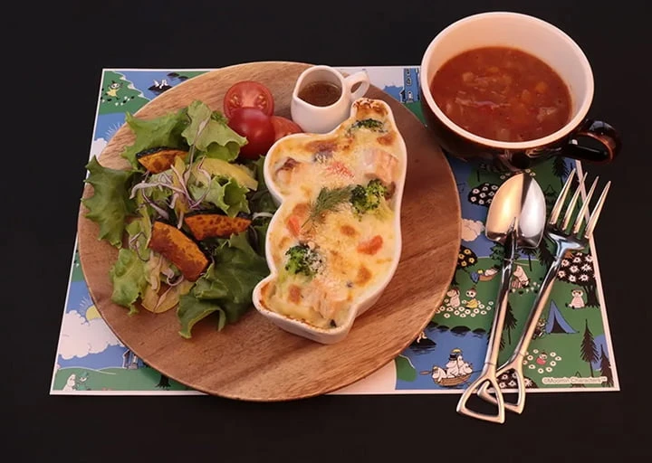 ムーミンの北海道産鮭と彩り野菜のクリームドリア